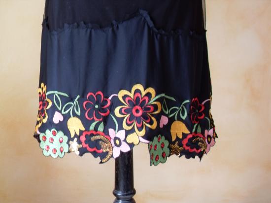 Robe voile noire et dentelle brodée multicolore. Zoom bas de la robe.
