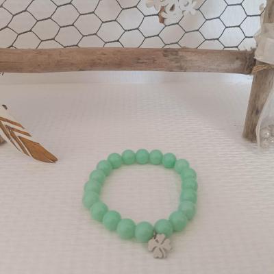 Bracelet perles pastel vert et sa pampille trèfle