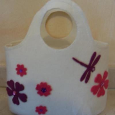 Sac à main blanc, fleurs, libellule et strass.