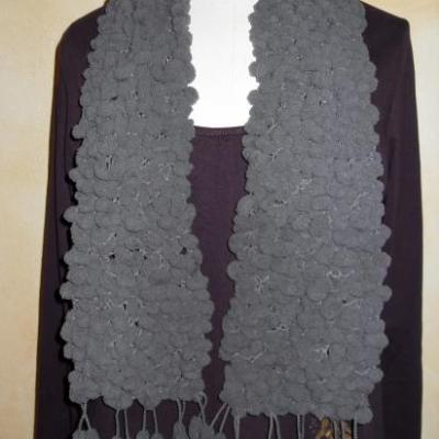 Echarpe longue, laine grise et petites boules.