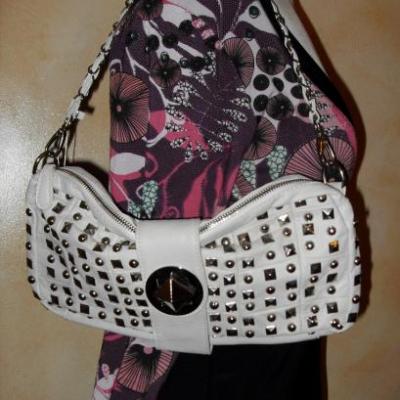 Sac à main CIRI, écru et clouté de Smash.