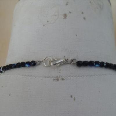 Collier perles et pendentif rond, noir et fleur.