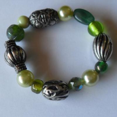 Bracelet vert-métal argenté, perles cristal et verre .