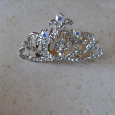 Diadème peigne métal et strass blanc.