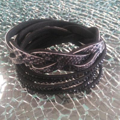 Bracelet strass et peau de serpent.