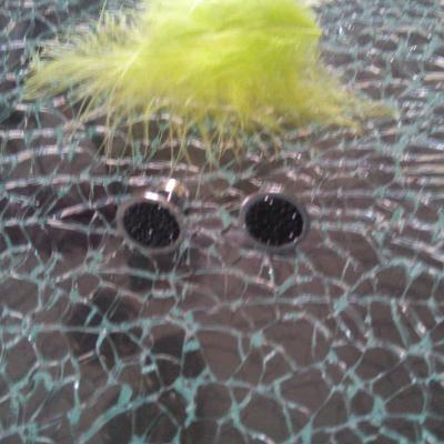 Boucles d'oreilles rondes, métal et strass.