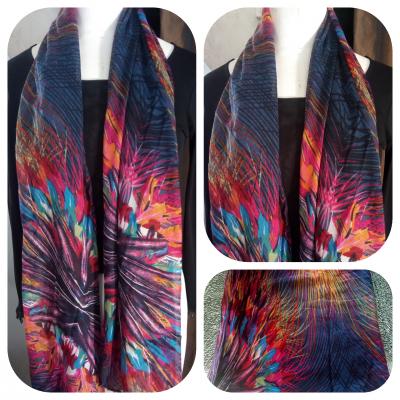 Foulard long, imprimé violet et multicolore.