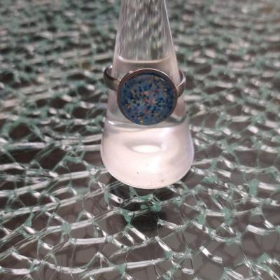Bague, cabochon de verre rond et paillettes.