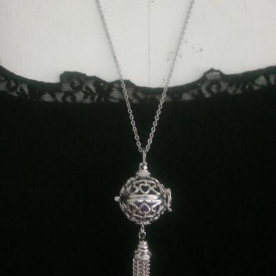 Pendentif diffuseur, cage sphère et chainettes.