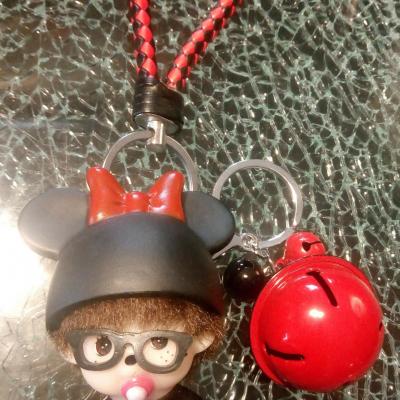 Porte-clé, bijou de sac kiki bonnet noir, noeud rouge et lunettes