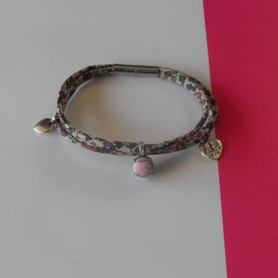 Bracelet tissu liberty, fleurs et pampilles coeur.