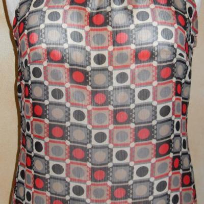 Débardeur voile rouge et noir noué dos.