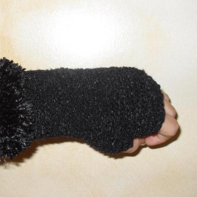 Mitaines noires, laine et fausse fourrure.