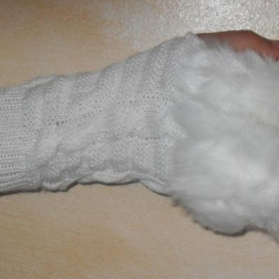 Mitaines blanches, laine et fausse fourrure.