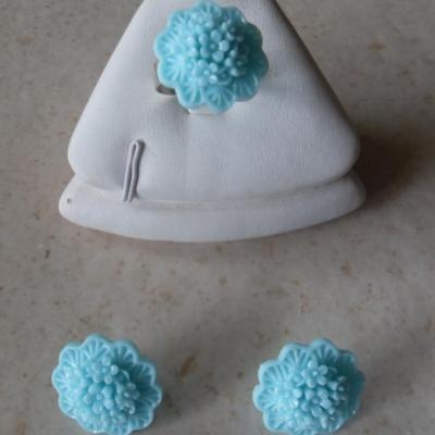 Parure fleurs bleues résine et métal argenté.