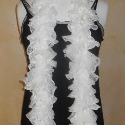 Echarpe frou-frou blanche à volant, laine ruban.