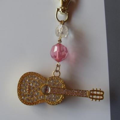 Porte-clefs, bijou de sac en perles et sa clé-usb guitare et strass.
